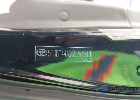 2005 Toyota Sequoia Sr5 V8 z USA, uszkodzony, nr VIN 5TDBT44A25S244540